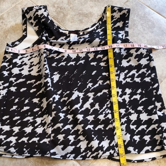 Avon open back houndstooth plaid scoop neck split back pullover sleeveless top - Picture 11 of 13
